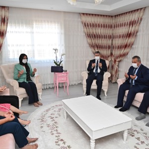 Sayın Valimiz Dr. Erdinç Yılmaz, Eşi Şenay Yılmaz, Şehidimiz Piyade Uzman Çavuş Halis Özcengiz’in Ailesini Ziyaret Etti - fotoğraf 3