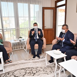 Sayın Valimiz Dr. Erdinç Yılmaz ve Eşi Şenay Yılmaz, Şehidimiz Uzman Jandarma V. Kad. Çavuş Fatih Gökşen’in Ailesini Ziyaret Etti - fotoğraf 2