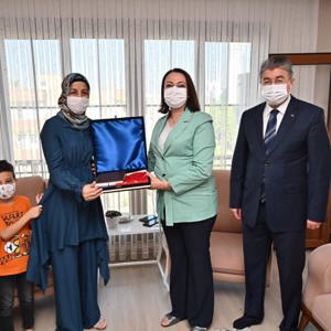 Sayın Valimiz Dr. Erdinç Yılmaz ve Eşi Şenay Yılmaz, Şehidimiz Uzman Jandarma V. Kad. Çavuş Fatih Gökşen’in Ailesini Ziyaret Etti - fotoğraf 3