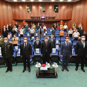 Şehitlerimizin Aileleri ve Gazilerimize Devlet Övünç Madalyası ve Beratı, Cumhurbaşkanımız Adına, Sayın Valimiz Dr. Erdinç Yılmaz Tarafından Verildi - fotoğraf 1