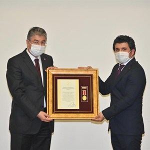 Şehitlerimizin Aileleri ve Gazilerimize Devlet Övünç Madalyası ve Beratı, Cumhurbaşkanımız Adına, Sayın Valimiz Dr. Erdinç Yılmaz Tarafından Verildi - fotoğraf 12