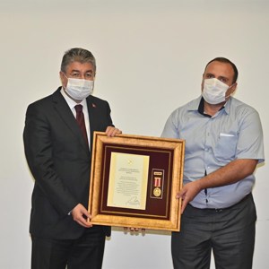 Şehitlerimizin Aileleri ve Gazilerimize Devlet Övünç Madalyası ve Beratı, Cumhurbaşkanımız Adına, Sayın Valimiz Dr. Erdinç Yılmaz Tarafından Verildi - fotoğraf 19