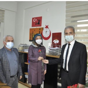 25 Kasım Kadına Yönelik Şiddete Karşı Uluslararası Mücadele Gününde Karanfil Dağıtıldı - fotoğraf 4