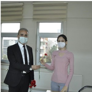 25 Kasım Kadına Yönelik Şiddete Karşı Uluslararası Mücadele Gününde Karanfil Dağıtıldı - fotoğraf 6