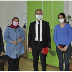 25 Kasım Kadına Yönelik Şiddete Karşı Uluslararası Mücadele Gününde Karanfil Dağıtıldı - fotoğraf 8