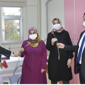 25 Kasım Kadına Yönelik Şiddete Karşı Uluslararası Mücadele Gününde Karanfil Dağıtıldı - fotoğraf 2