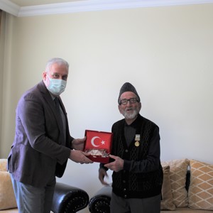 İl Müdürü Kemal GÜMRÜKÇÜ, 95 Yaşındaki Kore Gazisi İbrahim BAYRAMOĞLU'nu Ziyaret Etti - fotoğraf 2