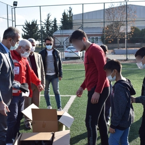 Hayırsever İş İnsanından Atkı ve Bere Bağışı - fotoğraf 1