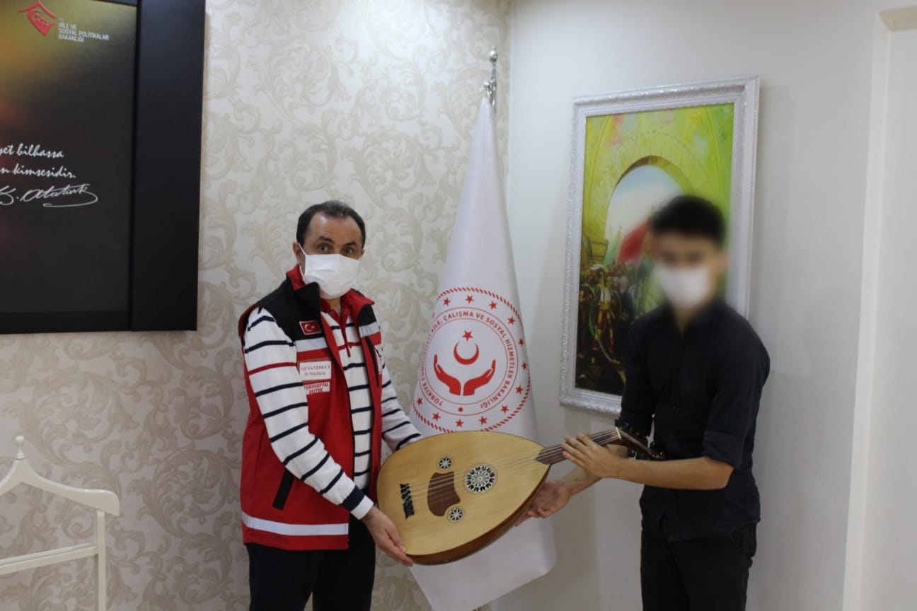 Mangala Şampiyonasında 1. Olan Y. E. ÇETİN’ e Sayın Valimiz Rahmi DOĞAN’ ın Göndermiş Olduğu Hediyeyi İl Müdürümüz Vermiştir. 