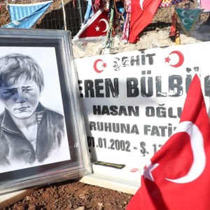 Bakan Selçuk, Şehit Eren Bülbül'ün Kabrini Ziyaret Etti - fotoğraf 1