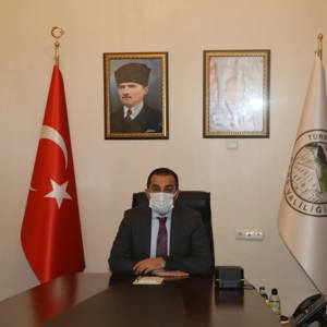 Sayın  Valimiz Türker Öksüz, Sevgi Evlerinde kalan devletimizin şefkatli elleriyle kucakladığı çocuklarımız ile Rehabilitasyon Merkezi ve Huzurevi'nde kalan engelli ve yaşlı vatandaşlarımızla video-konferans görüşmesi yaparak yeni yıllarını kutladı. - fotoğraf 1
