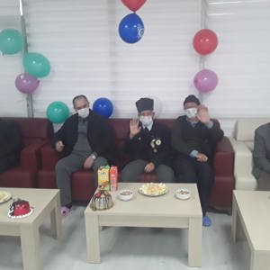 Sayın  Valimiz Türker Öksüz, Sevgi Evlerinde kalan devletimizin şefkatli elleriyle kucakladığı çocuklarımız ile Rehabilitasyon Merkezi ve Huzurevi'nde kalan engelli ve yaşlı vatandaşlarımızla video-konferans görüşmesi yaparak yeni yıllarını kutladı. - fotoğraf 4