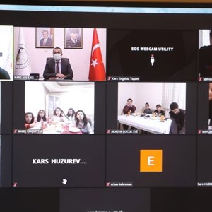 Sayın  Valimiz Türker Öksüz, Sevgi Evlerinde kalan devletimizin şefkatli elleriyle kucakladığı çocuklarımız ile Rehabilitasyon Merkezi ve Huzurevi'nde kalan engelli ve yaşlı vatandaşlarımızla video-konferans görüşmesi yaparak yeni yıllarını kutladı. - fotoğraf 5
