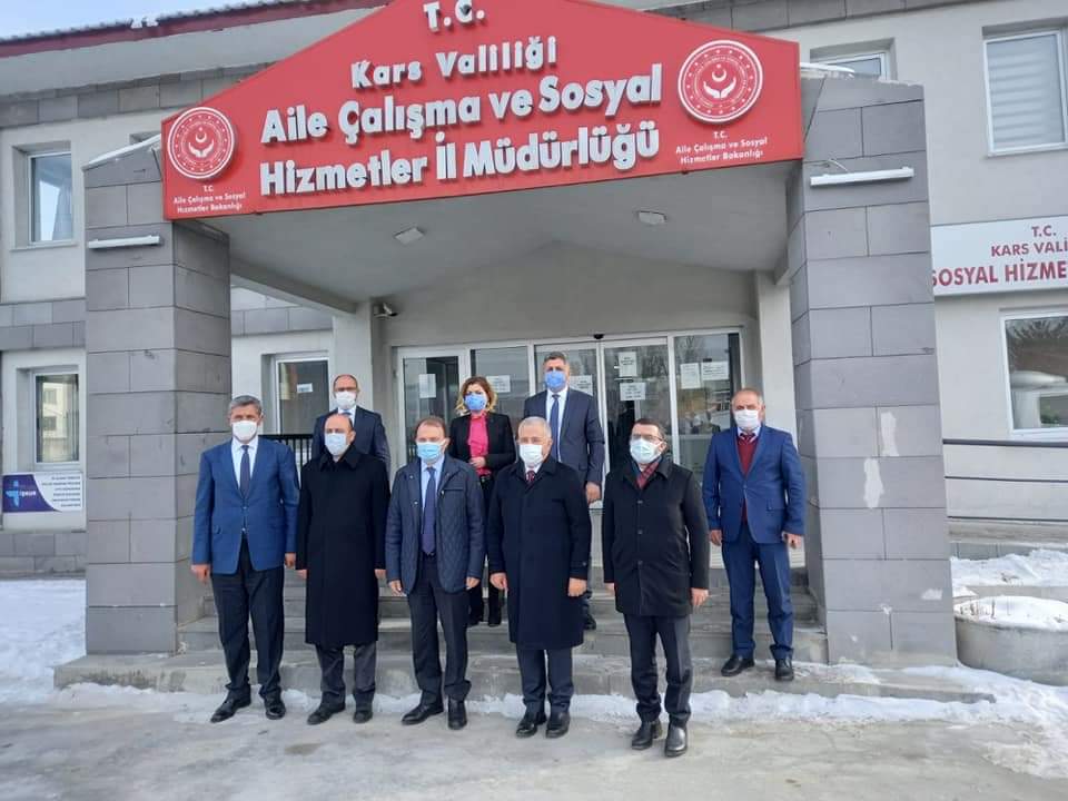 Aile, Çalışma ve Sosyal Hizmetler  Bakan Yardımcımız Sayın Dr. Adnan ERTEM, 65. Hükümet UDH Bakanı Sayın Ahmet ARSLAN ve Ak Parti İl Başkanı Adem ÇALKIN ve Vali Yardımcısı Mehmet Zahid DOĞU İl Müdürlüğümüzü ziyaret ettiler.Ziyarette İl Müdürümüz Doğan YILDIZ çalışmalarımız hakkında bilgi verdi.