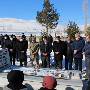 Şehit Özel Harekat Polisi Ömür ERBAY Şehadetinin Sene-i Devriyesinde Kabri Başında Dualarla Anıldı - fotoğraf 1