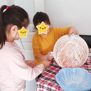 Çocuklarımız Ev Yapımı Tutkal Hazırlayarak İple Balon Lamba Çalışması Yaptılar. - fotoğraf 2