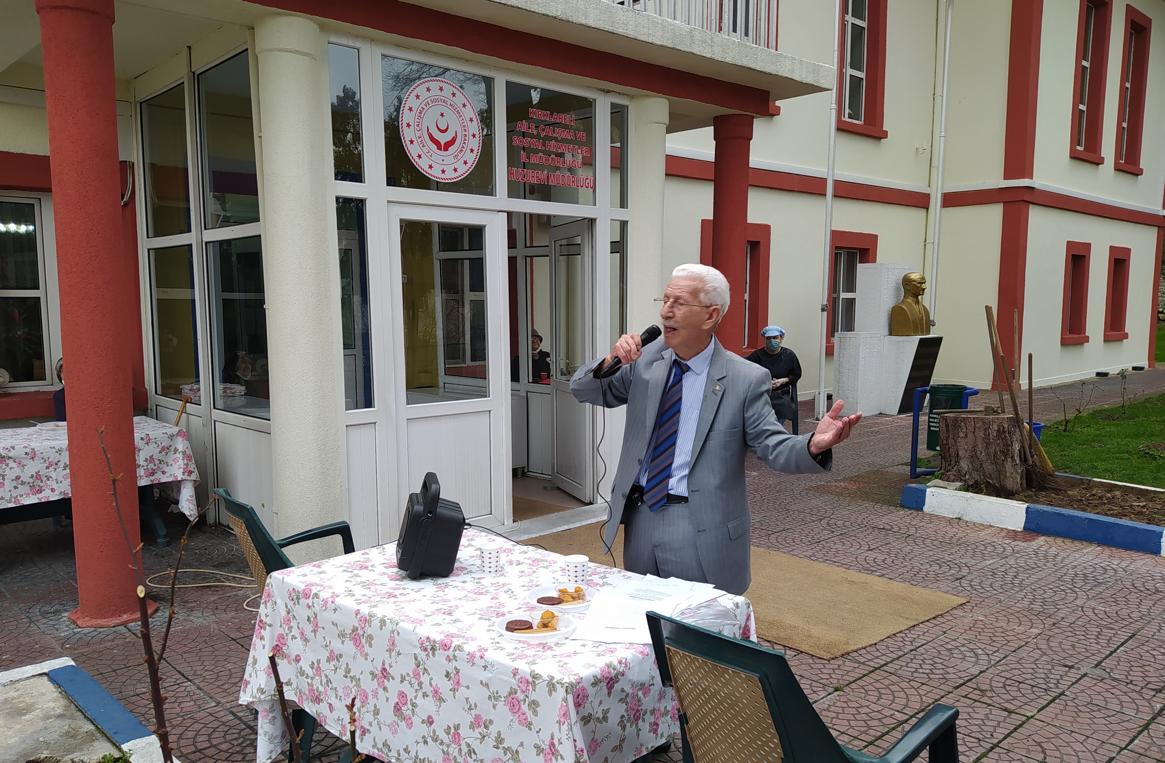 Güzel sesiyle Türk Sanat müziği şarkılarını söyleyen değerli büyüğümüz hem huzurevi sakinlerimizin hem de personelimizin büyük beğenisini kazandı. Hep birlikte güzel bir gün geçirdik.