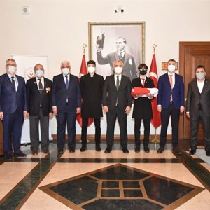 “Anadolu Gönül Yolu 81 Genç 81 Bayrak” Etkinliği Çerçevesinde Bayrak Teslim Töreni Yapıldı - fotoğraf 1