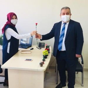 İl Müdürümüz Hamit COŞKUN, Kıymetli Kadın Çalışanlara Karanfil Taktim Etti - fotoğraf 8