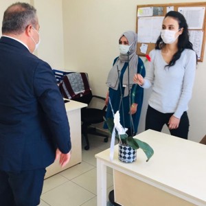İl Müdürümüz Hamit COŞKUN, Kıymetli Kadın Çalışanlara Karanfil Taktim Etti - fotoğraf 4