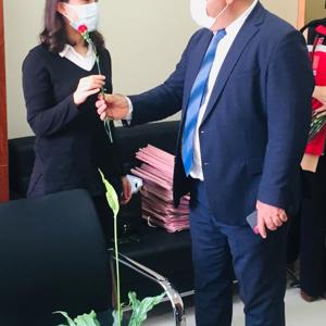 İl Müdürümüz Hamit COŞKUN, Kıymetli Kadın Çalışanlara Karanfil Taktim Etti - fotoğraf 1