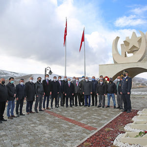 Çanakkale Deniz Zaferi’nin 106. yıl dönümü Bayburt Şehitliği’nde düzenlenen törenle kutlandı. - fotoğraf 5