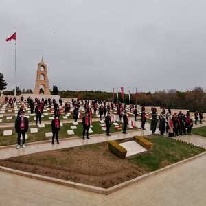 18 Mart Şehitleri Anma Günü Ve Çanakkale Deniz Zaferi'nin 106. Yıl Dönümünde 7 Bölgeden  7 Bayrak Göndere Çekildi. - fotoğraf 1