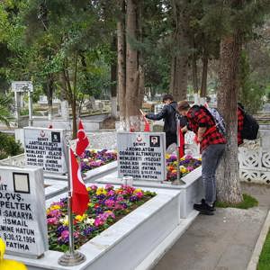 Gelibolu Yarımadası’ndan Alınan Toprak, Yalova Şehitliği’nde Kabirlere Bırakılmıştır. - fotoğraf 1