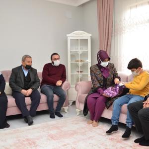 Vali Bilmez ve eşi Meral Bilmez Şehit Aileleri'ni ziyaret etti. - fotoğraf 3
