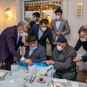 Vali Bilmez ve Eşi Meral Bilmez Yaşlıları Ziyaret etti - fotoğraf 7