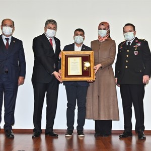 Şehitlerimizin Aileleri ve Gazilerimize Devlet Övünç Madalyası ve Beratı,  Cumhurbaşkanımız Adına, Vali Dr. Erdinç Yılmaz Tarafından Verildi - fotoğraf 12