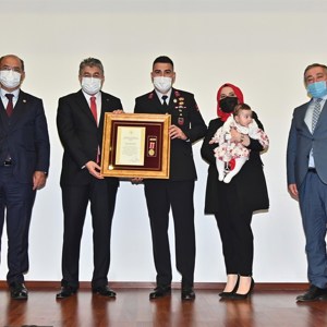 Şehitlerimizin Aileleri ve Gazilerimize Devlet Övünç Madalyası ve Beratı,  Cumhurbaşkanımız Adına, Vali Dr. Erdinç Yılmaz Tarafından Verildi - fotoğraf 15
