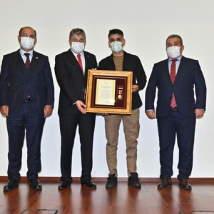 Şehitlerimizin Aileleri ve Gazilerimize Devlet Övünç Madalyası ve Beratı,  Cumhurbaşkanımız Adına, Vali Dr. Erdinç Yılmaz Tarafından Verildi - fotoğraf 16