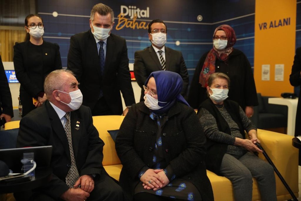 Bakan Selçuk,  Huzurevlerinde "Dijital Bahar" Projesi Tanıtım Toplantısı’na Katıldı
