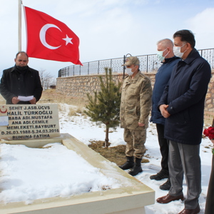 Şehit J. Asb. Üçvş Halil TÜRKOĞLU Şehadetinin Sene-i Devriyesinde Kabri Başında Dualarla Anıldı - fotoğraf 1