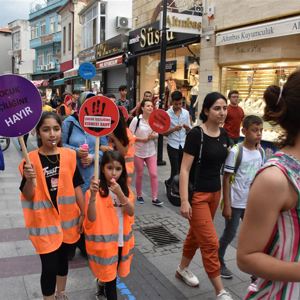 12 Haziran Çocuk İşçiliği İle Mücadele Günü Etkinlikleri Kapsamında Yürüyüş Gerçekleştirildi - fotoğraf 3