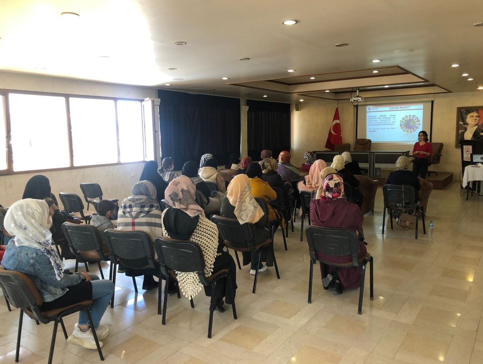 Yayladağı Halk Eğitim Merkezi Müdürlüğü Kursiyerleri Ve Personeline “Erken Yaşta Ve Zorla Evliliklerle Mücadele" Konulu Seminer Verildi.