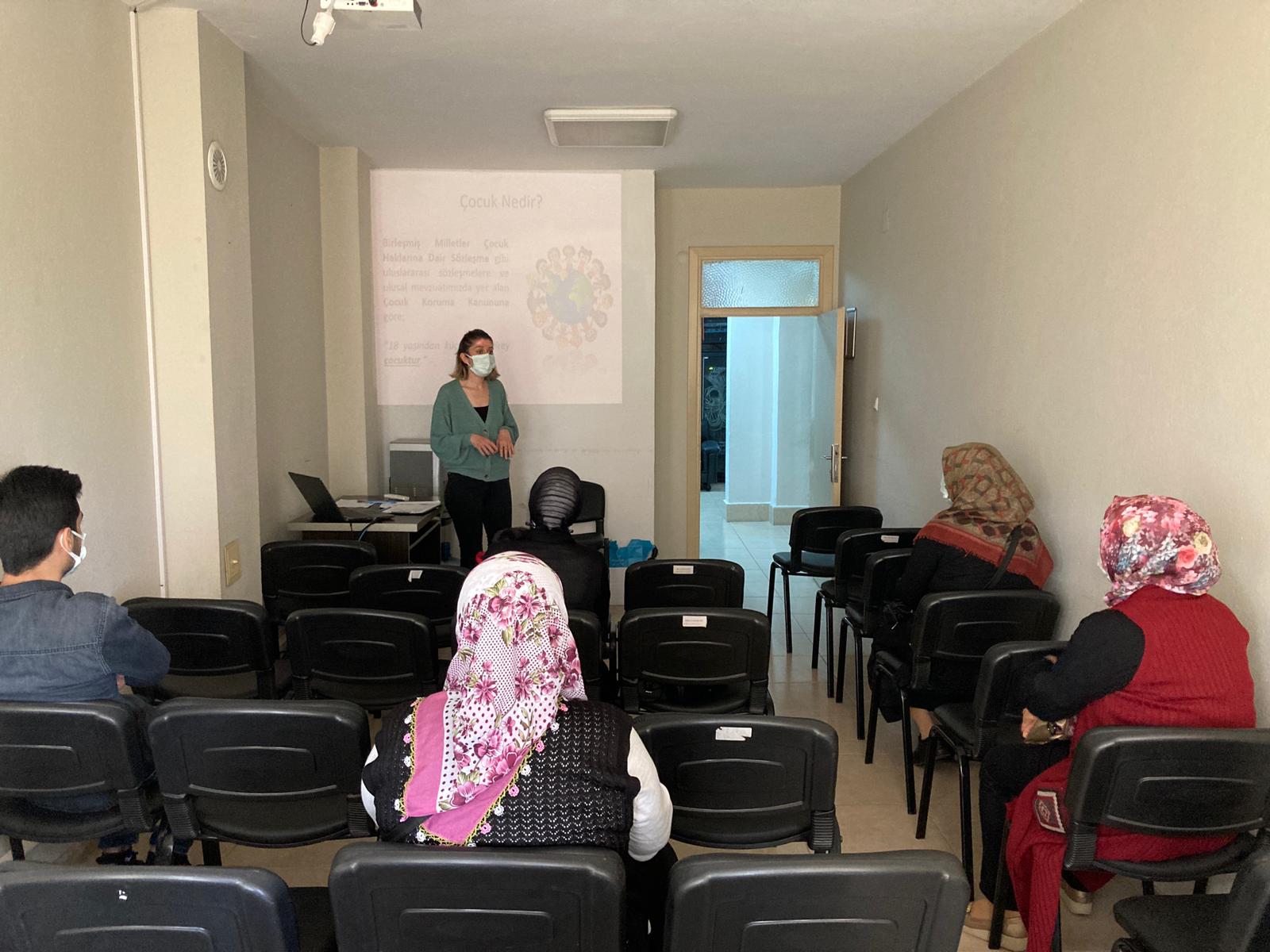 İskenderun İlçesinde Engelli Evde Bakım Hizmetinden Faydalanan Ailelere Yönelik “Erken Yaşta ve Zorla Evlilikle Mücadele” Konulu Seminer Verildi.