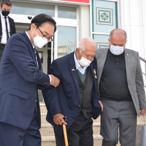 Kore Cumhuriyeti'nin Ankara Büyükelçisi Lee Won Ik, ve Savunma Ateşesi HO SUNG HWANG Kore Gazimiz Müslüm Kiper’i ziyaret etti. - fotoğraf 1