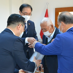 Kore Cumhuriyeti'nin Ankara Büyükelçisi Lee Won Ik, ve Savunma Ateşesi HO SUNG HWANG Kore Gazimiz Müslüm Kiper’i ziyaret etti. - fotoğraf 3