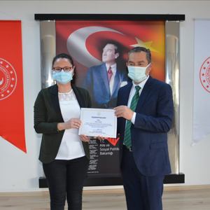 Covid-19 Süreci Çalışmaları Kapsamında Bakanımız Zehra Zümrüt SELÇUK tarafından imzalanan Teşekkür Belgeleri Personellere Teslim Edildi - fotoğraf 2
