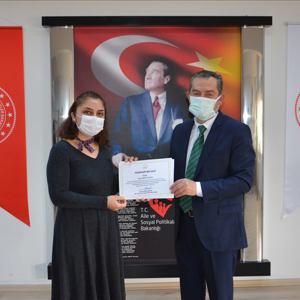 Covid-19 Süreci Çalışmaları Kapsamında Bakanımız Zehra Zümrüt SELÇUK tarafından imzalanan Teşekkür Belgeleri Personellere Teslim Edildi - fotoğraf 9