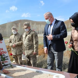 Şehit P.Er Osman AYDOĞDU Şehadetinin Seni-i Devriyesinde Kabri Başında Dualarla Anıldı - fotoğraf 3