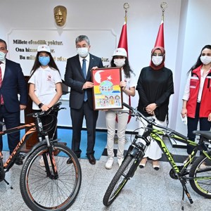 23 Nisan Ulusal Egemenlik ve Çocuk Bayramı Dolayısıyla Düzenlenen Yarışmaların Birincilerine Ödülleri Sayın Valimiz Yılmaz Tarafından Verildi - fotoğraf 1