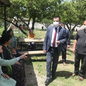Vali Mehmet Emin  Bilmez, Eşi Meral Bilmez, İl Müdürümüz Tarık KUŞMAN ve Beraberindeki Protokol ile Şehit Ailelerini Ziyaret Ederek Bayramlarını Kutladılar - fotoğraf 10