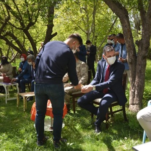 Vali Mehmet Emin  Bilmez, Eşi Meral Bilmez, İl Müdürümüz Tarık KUŞMAN ve Beraberindeki Protokol ile Şehit Ailelerini Ziyaret Ederek Bayramlarını Kutladılar - fotoğraf 15