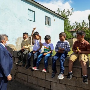 Vali Mehmet Emin  Bilmez, Eşi Meral Bilmez, İl Müdürümüz Tarık KUŞMAN ve Beraberindeki Protokol ile Şehit Ailelerini Ziyaret Ederek Bayramlarını Kutladılar - fotoğraf 16