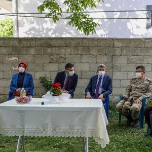 Vali Mehmet Emin  Bilmez, Eşi Meral Bilmez, İl Müdürümüz Tarık KUŞMAN ve Beraberindeki Protokol ile Şehit Ailelerini Ziyaret Ederek Bayramlarını Kutladılar - fotoğraf 17