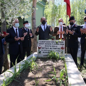 Şehit Oktay ALTUNTAŞ Şehadetinin Sene-i Devriyesinde Kabri Başında Dualarla Anıldı - fotoğraf 1