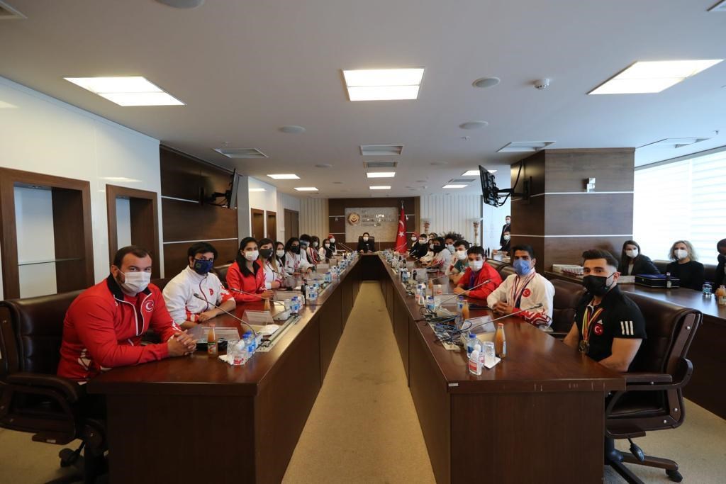 Bakan Yanık, 19 Mayıs’ta 19 Milli Sporcuyla Buluştu